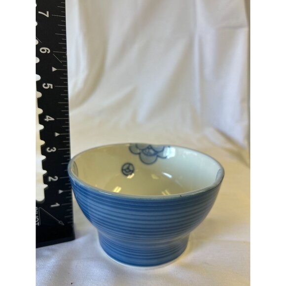 Blue & White Porcelain Bowl With Floral Design - Picture 2 of 2